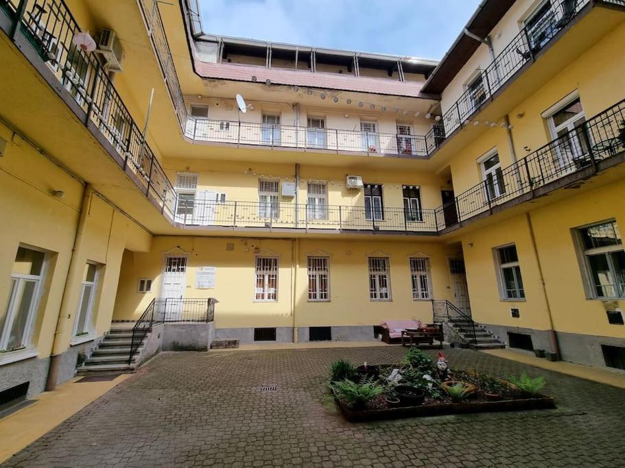 Vintage Apartman In City Center Miskolc Exterior foto