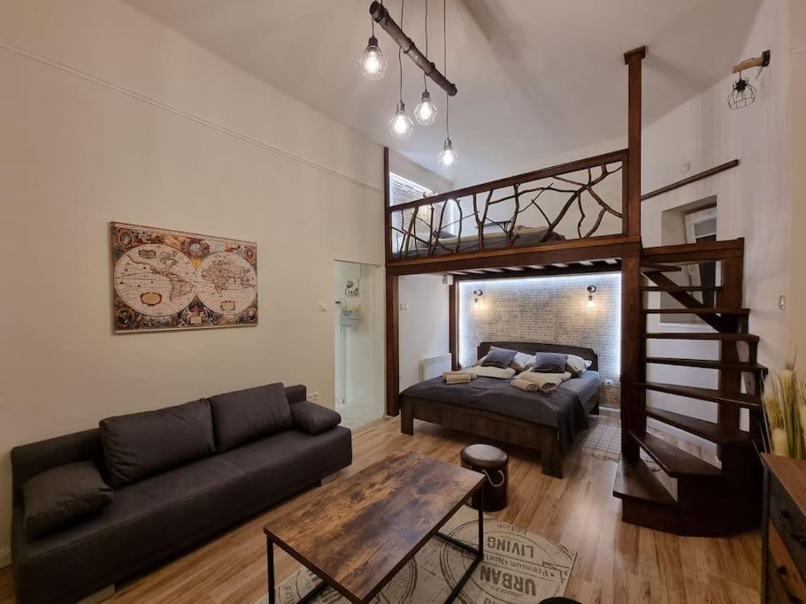 Vintage Apartman In City Center Miskolc Exterior foto
